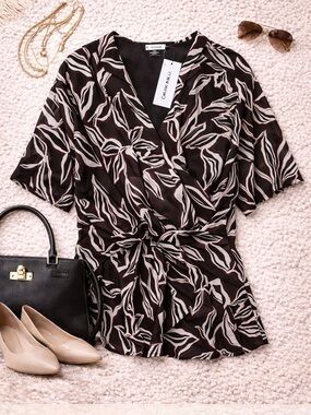 Calvin Klein Faux Wrap V-Neck Blouse Black Printed Top Size Small NWT Chic